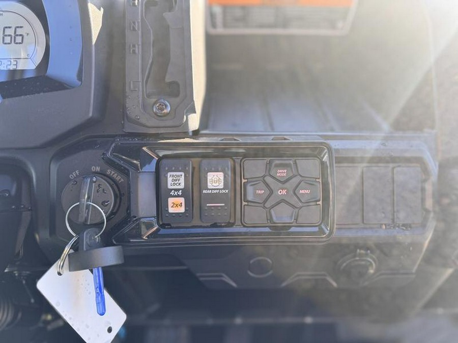 2025 Can-Am® Defender MAX Lone Star HD10