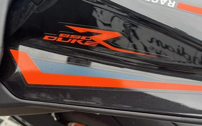 2023 KTM 890 Duke R