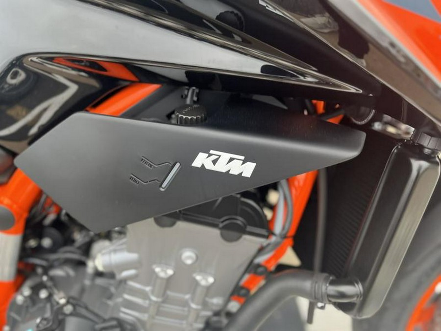 2023 KTM 890 Duke R