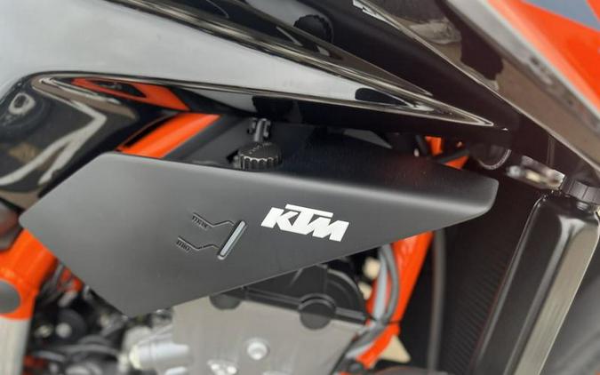 2023 KTM 890 Duke R