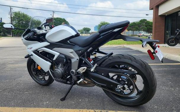 2024 Triumph Daytona 660 Snowdonia White/Sapphire Black