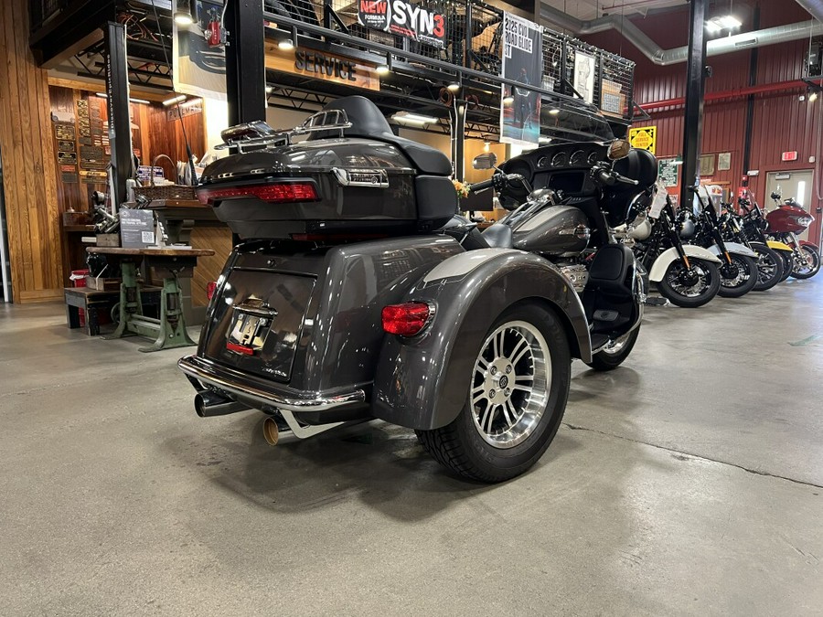 Harley-Davidson® Tri Glide® Ultra 2023 FLHTCUTG Gray Haze/Silver Fortune