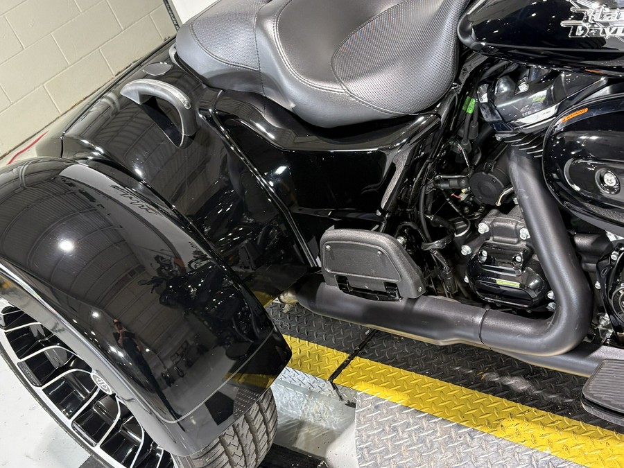 2024 Harley-Davidson® Road Glide® 3 Vivid Black - Black Finish