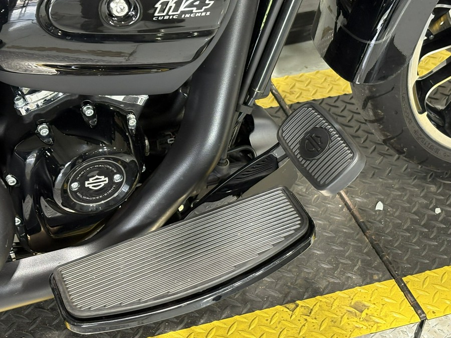 2024 Harley-Davidson® Road Glide® 3 Vivid Black - Black Finish
