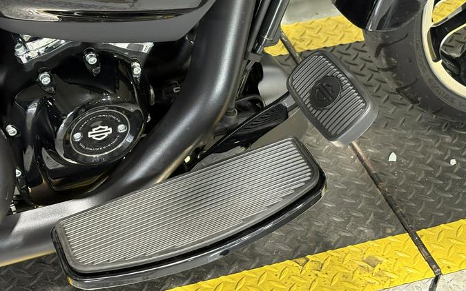 2024 Harley-Davidson® Road Glide® 3 Vivid Black - Black Finish