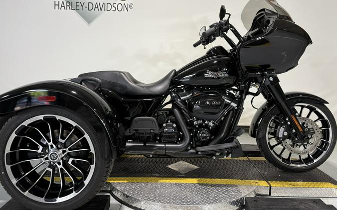 2024 Harley-Davidson® Road Glide® 3 Vivid Black - Black Finish