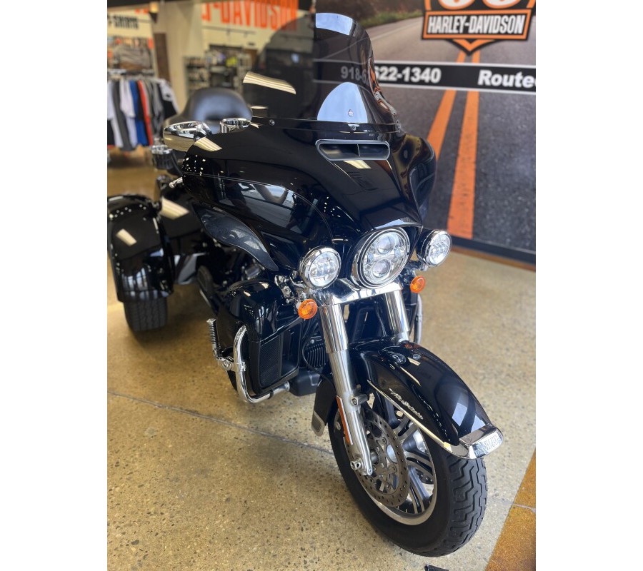 2020 Harley-Davidson Tri Glide Ultra BLACK W/PINSTRIPE