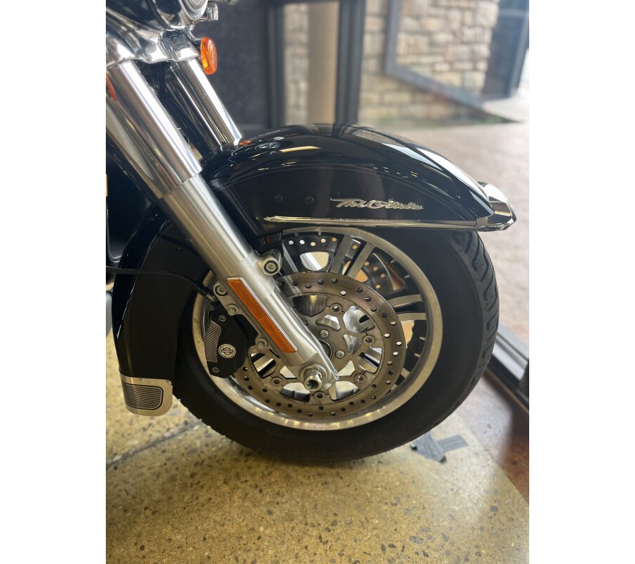 2020 Harley-Davidson Tri Glide Ultra BLACK W/PINSTRIPE