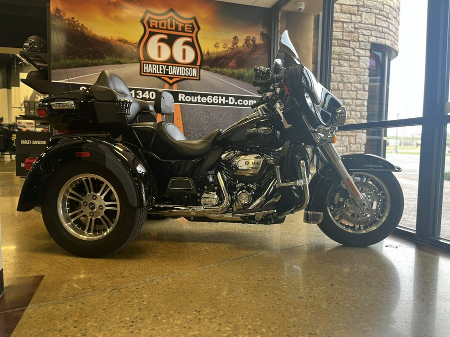 2020 Harley-Davidson Tri Glide Ultra BLACK W/PINSTRIPE