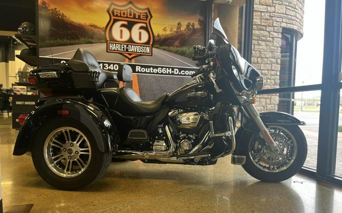 2020 Harley-Davidson Tri Glide Ultra BLACK W/PINSTRIPE