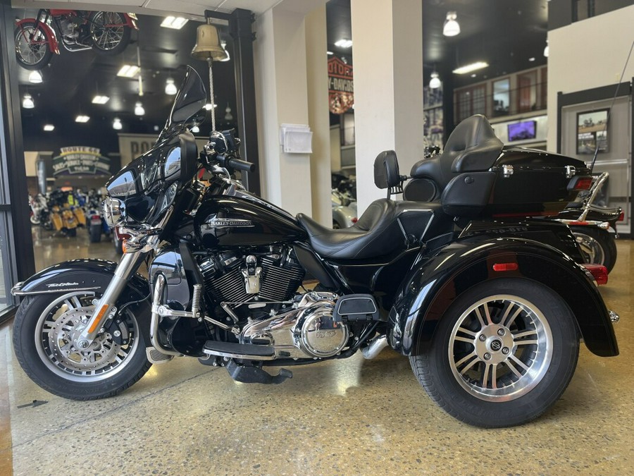 2020 Harley-Davidson Tri Glide Ultra BLACK W/PINSTRIPE