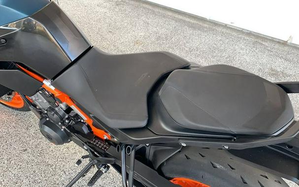 2022 KTM 890 DUKE R