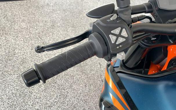 2022 KTM 890 DUKE R