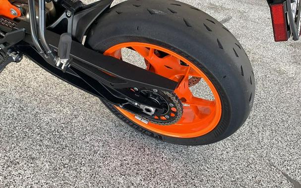 2022 KTM 890 DUKE R