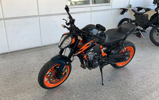 2022 KTM 890 DUKE R