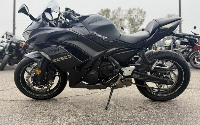 2024 Kawasaki Ninja® 650 Metallic Matte Dark Gray/Metallic Spark Black