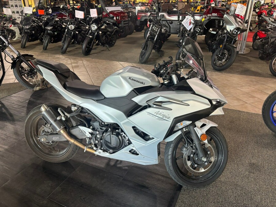 2024 Kawasaki NINJA® 500 Metallic Matte Whitish Silver/Metallic Moondust Gray