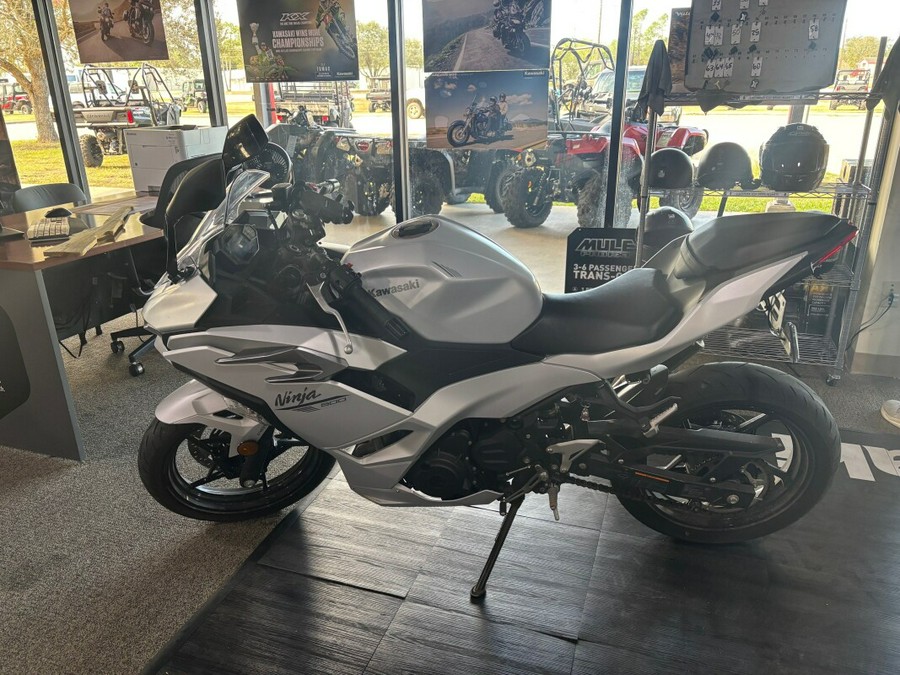 2024 Kawasaki NINJA® 500 Metallic Matte Whitish Silver/Metallic Moondust Gray