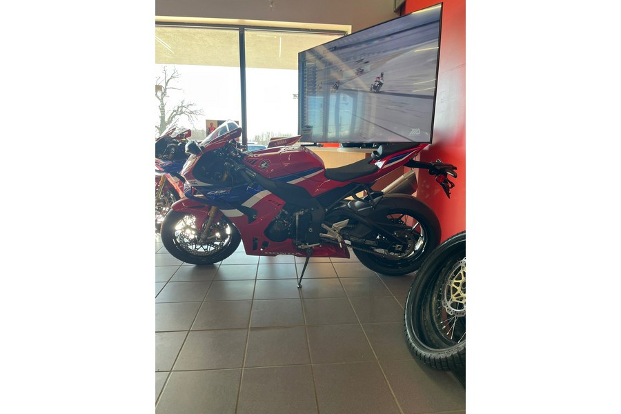 2025 Honda CBR1000RR-R Fireblade SP