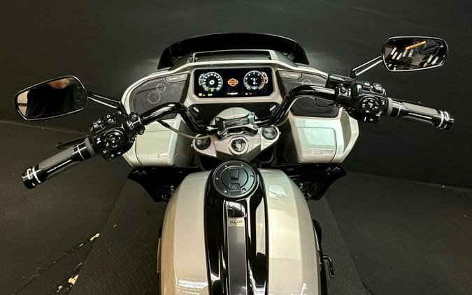 Harley-Davidson CVO™ Road Glide 2023 FLTRXSE DARK PLATINUM