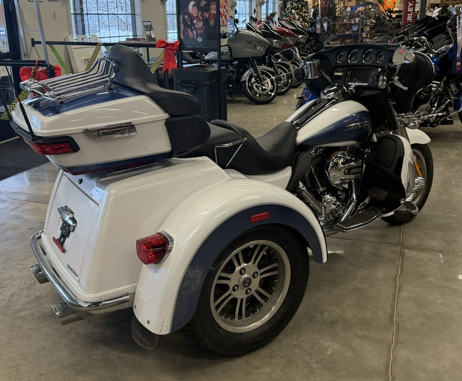 2015 Harley-Davidson® Tri Glide® Ultra FLHTCUTG WHT HOT/BLU HOT W/ PINSTRIP