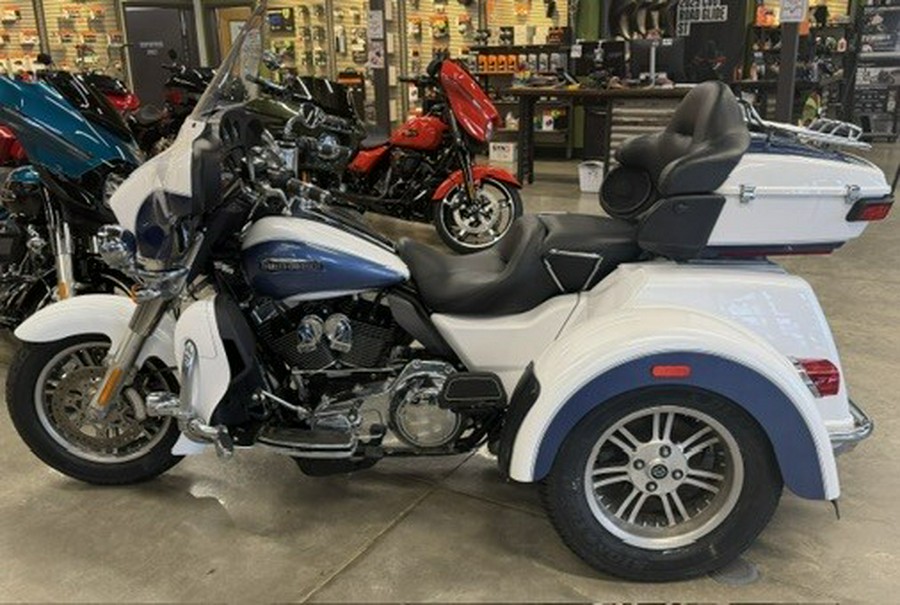 2015 Harley-Davidson® Tri Glide® Ultra FLHTCUTG WHT HOT/BLU HOT W/ PINSTRIP