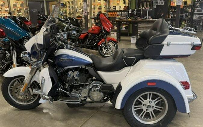 2015 Harley-Davidson® Tri Glide® Ultra FLHTCUTG WHT HOT/BLU HOT W/ PINSTRIP