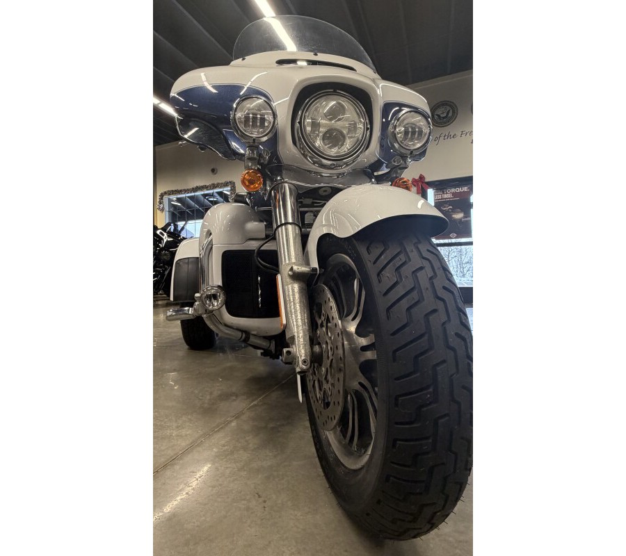 2015 Harley-Davidson® Tri Glide® Ultra FLHTCUTG WHT HOT/BLU HOT W/ PINSTRIP