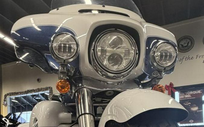 2015 Harley-Davidson® Tri Glide® Ultra FLHTCUTG WHT HOT/BLU HOT W/ PINSTRIP