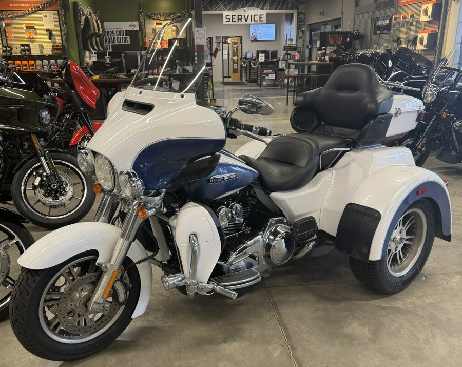 2015 Harley-Davidson® Tri Glide® Ultra FLHTCUTG WHT HOT/BLU HOT W/ PINSTRIP