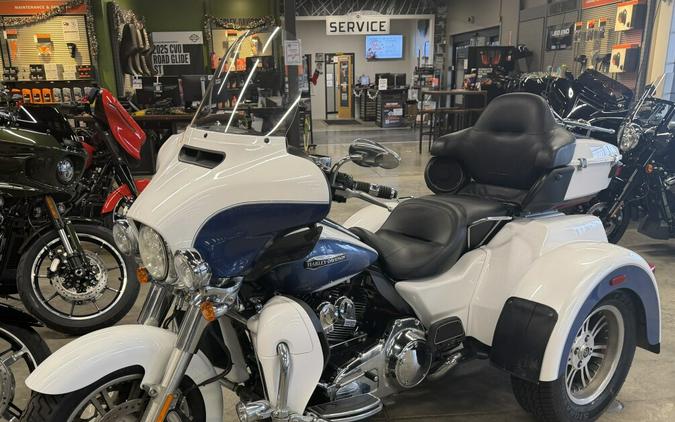 2015 Harley-Davidson® Tri Glide® Ultra FLHTCUTG WHT HOT/BLU HOT W/ PINSTRIP