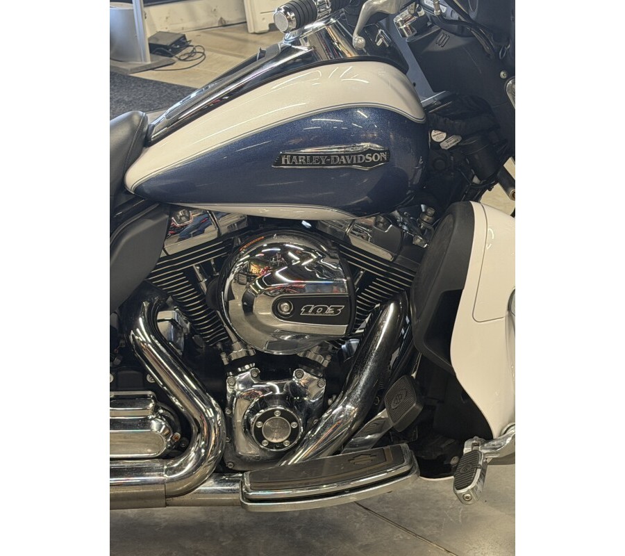 2015 Harley-Davidson® Tri Glide® Ultra FLHTCUTG WHT HOT/BLU HOT W/ PINSTRIP