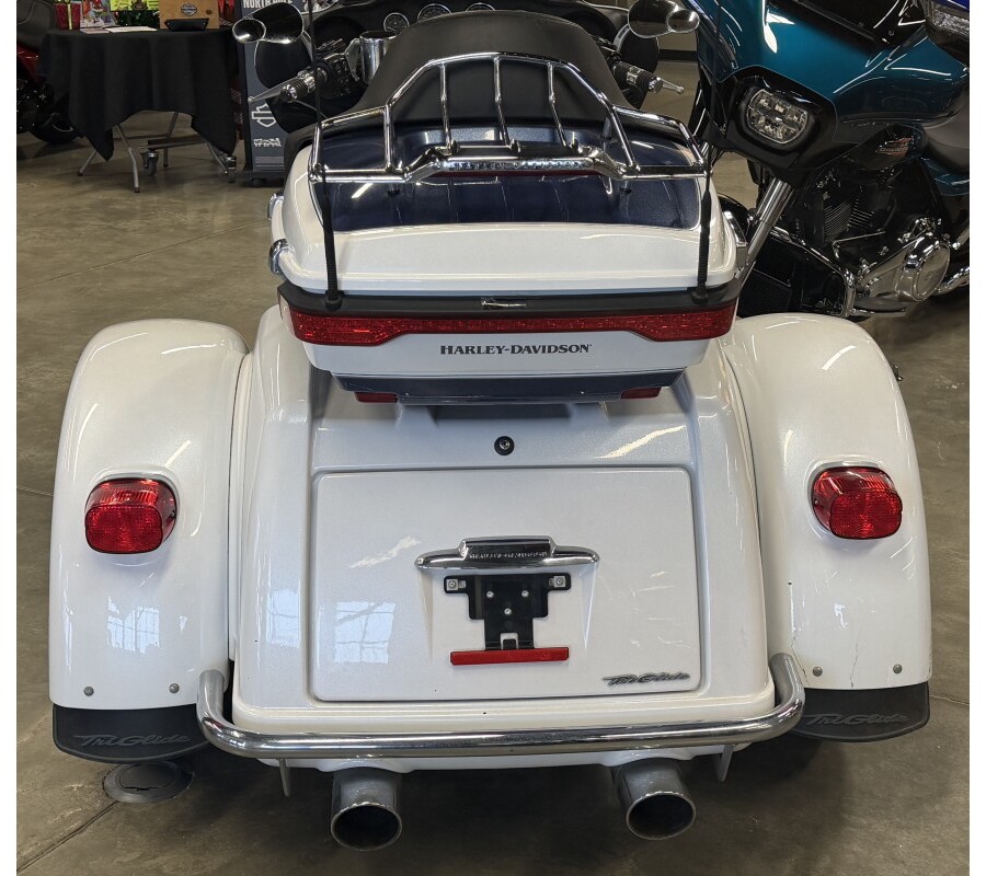 2015 Harley-Davidson® Tri Glide® Ultra FLHTCUTG WHT HOT/BLU HOT W/ PINSTRIP