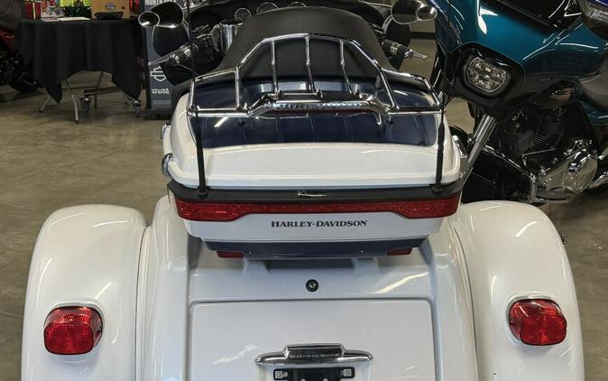 2015 Harley-Davidson® Tri Glide® Ultra FLHTCUTG WHT HOT/BLU HOT W/ PINSTRIP