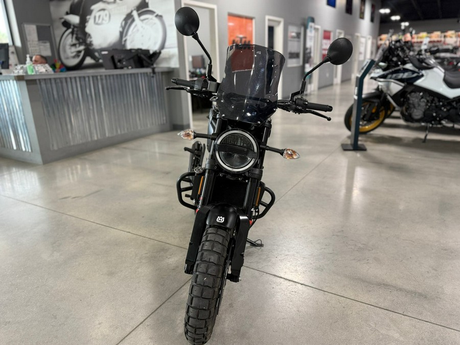 2023 Husqvarna SVARTPILEN 401