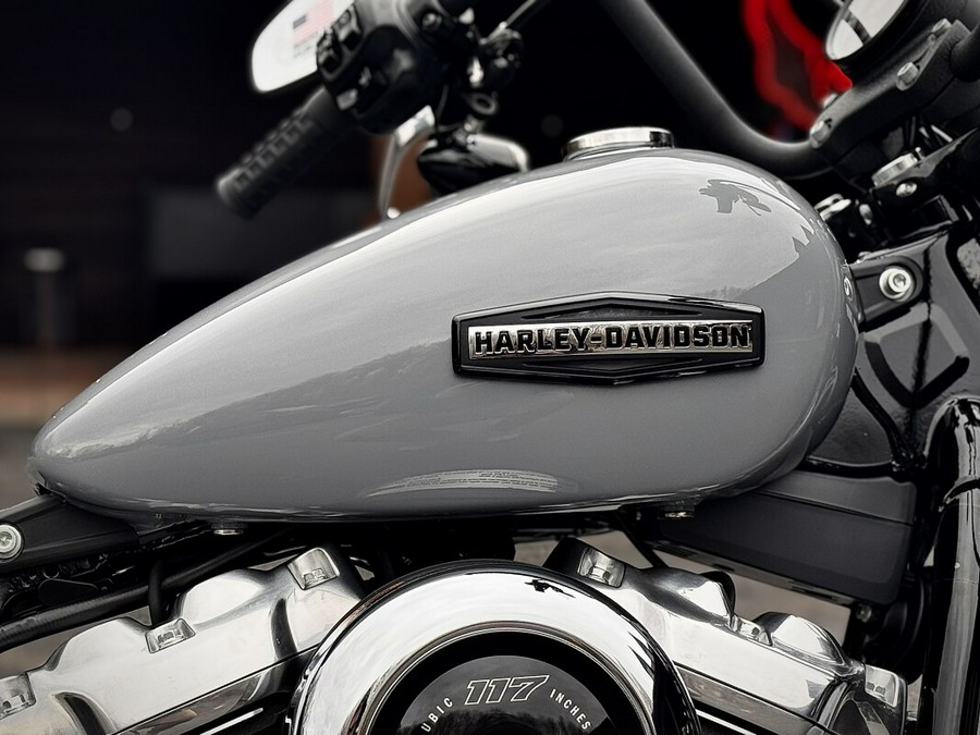 2026 Harley-Davidson® Street Bob® Dark Billiard Gray Chrome Cast Wheels