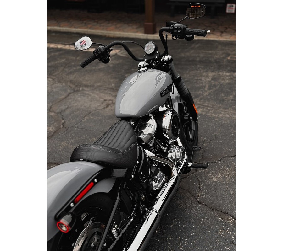 2026 Harley-Davidson® Street Bob® Dark Billiard Gray Chrome Cast Wheels