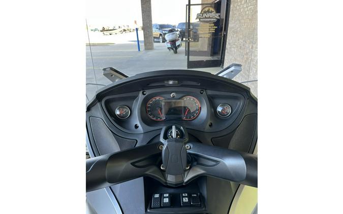 2014 Can-Am Spyder® RT - SE6