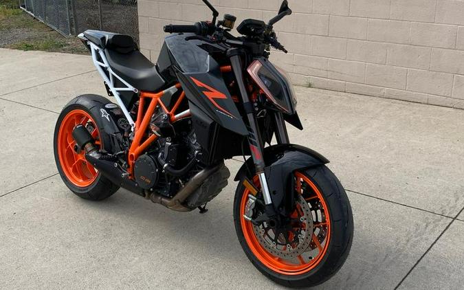 Comparison Ride Review: 2017 Aprilia Tuono V4 1100 vs. 2017 KTM Super Duke 1290 R