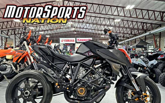 Comparison Ride Review: 2017 Aprilia Tuono V4 1100 vs. 2017 KTM Super Duke 1290 R