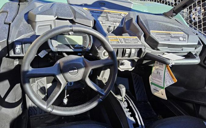 2026 Can-Am® Commander DPS 700