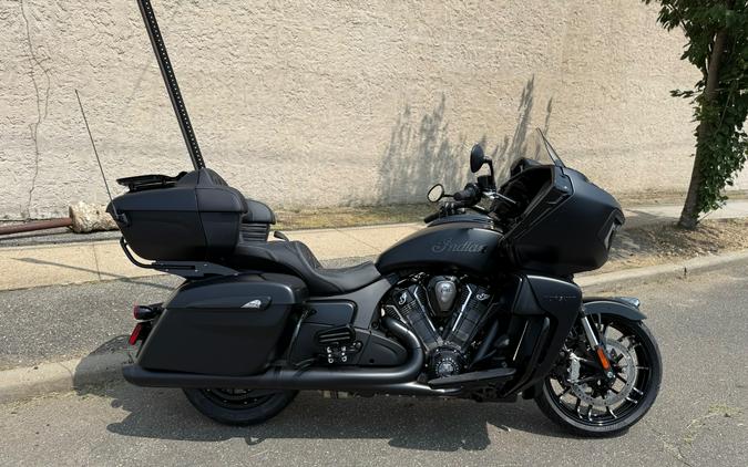 2025 Indian Pursuit® Dark Horse® with Powerband Audio Package