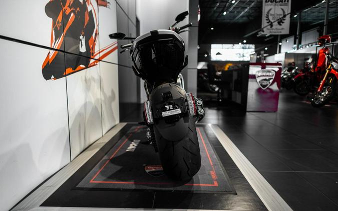 2027 Ducati DIAVEL V4 RS