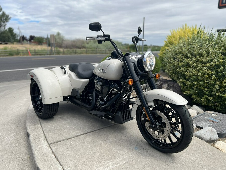 2023 Harley-Davidson Freewheeler White Sand Pearl – Black Finish