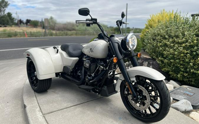 2023 Harley-Davidson Freewheeler White Sand Pearl – Black Finish