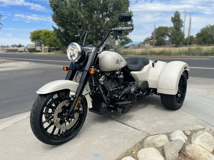 2023 Harley-Davidson Freewheeler White Sand Pearl – Black Finish