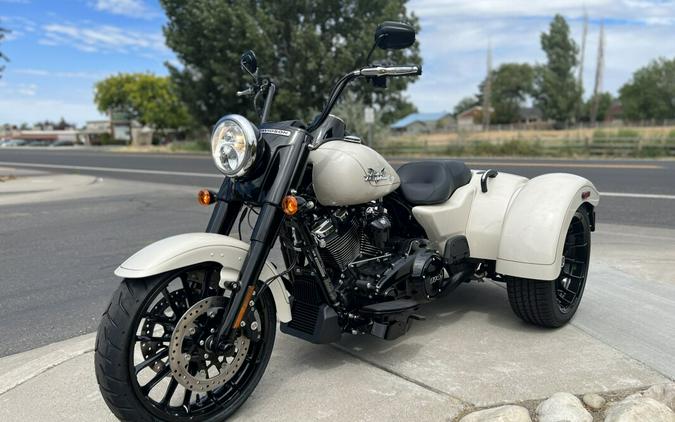 2023 Harley-Davidson Freewheeler White Sand Pearl – Black Finish