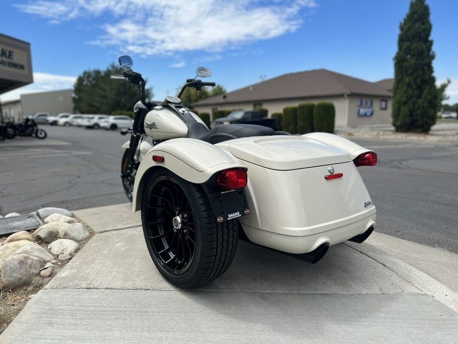 2023 Harley-Davidson Freewheeler White Sand Pearl – Black Finish