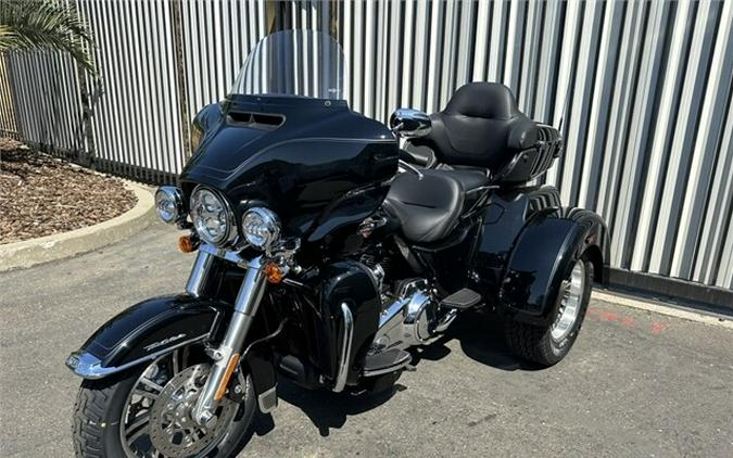 Harley-Davidson Tri Glide Ultra 2023 FLHTCUTG 069064 BLACK W/ PINSTRIPE