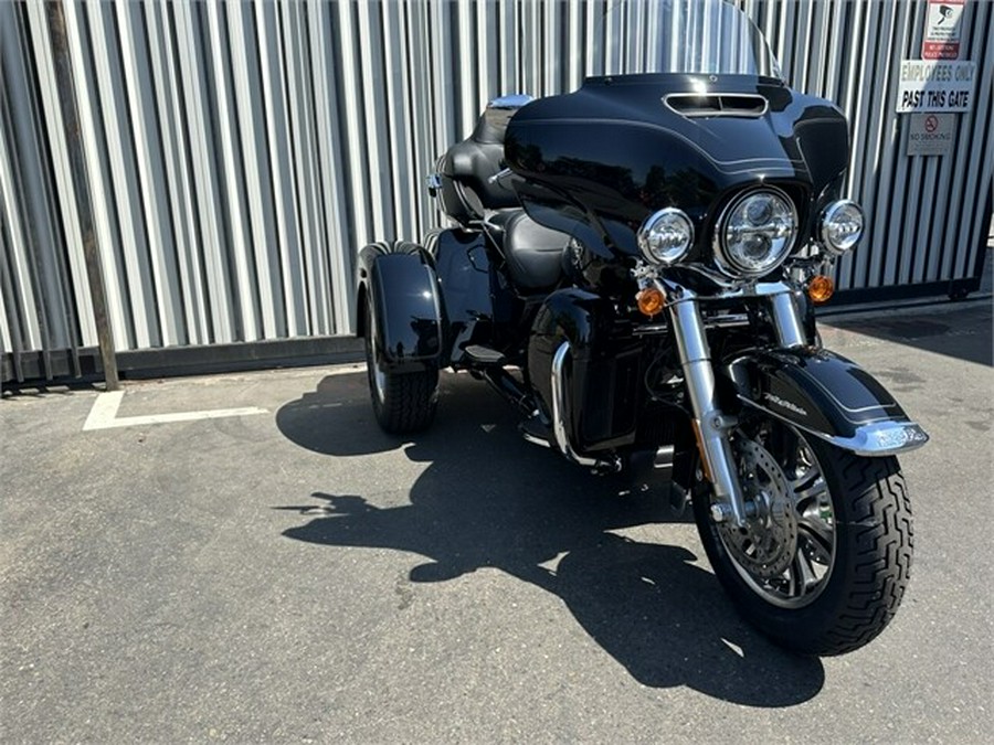 Harley-Davidson Tri Glide Ultra 2023 FLHTCUTG 069064 BLACK W/ PINSTRIPE